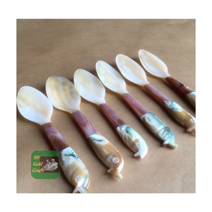 CUCHARA DE CAVIAR DE NÁCAR DE RESINA PARA SERVIR Y COMER CON TALLAS DECORATIVAS DE TORRENO Y HUESO PULIDO - Product Image 3