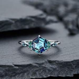 แหวนแต่งงานเงินแท้ 925 ทรงหกเหลี่ยมประดับอเล็กซานไดรต์ ดีไซน์คลาสสิกแบบหนามเตย ยี่ห้อ Shama Gems Jewels สีโรสโกลด์ รุ่นวินเทจ - Product Image 1