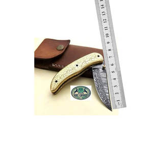 Cuchillo plegable de bolsillo de Damasco personalizado para llevar todos los días con mango de madera y latón grabado a mano OEM compatible con proyectos de bricolaje - Product Image 1