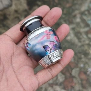 Urne de crémation pour adultes en laiton de Style américain élégant Urne funéraire commémorative pour cendres Urne en métal pour restes incinérés - Product Image 4