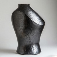 Vase en aluminium noir vieilli Obsidian Aura, détails rustiques, motif floral en relief, style côtier, fait main, écologique, pour la maison