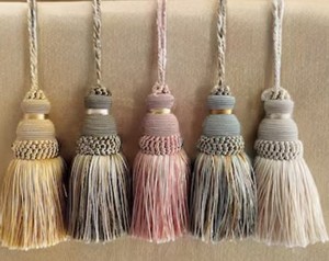 Nouveaux glands en polyester/coton tissé écologiques en forme de lingot d'or pour la décoration de vêtements - Fabriqués sur mesure avec/sans cordon - Product Image 3