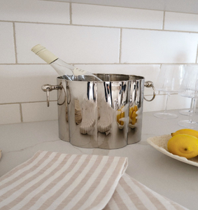 Seau à glace en métal argenté à bord festonné avec poignées en anneau pour un dîner sophistiqué. Disponible à prix de gros. - Product Image 1