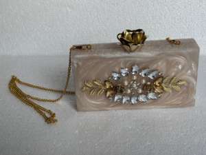 Pochette de soirée en résine finition perle de luxe avec embellissement en cristal et fermoir lotus doré - Product Image 4