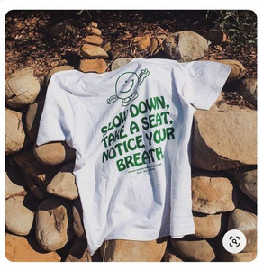 T-shirt graphique « Laissez la nature mener le jeu » – Streetwear éco-responsable en coton – Style durable – Vêtement tendance - Product Image 2