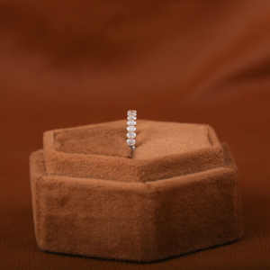 สายคาดแต่งงานคลาสสิกชั่วนิรันดร์ตัดวงรีเต็มรูปแบบปลูกเพชร18KT หรูหราชุบทองการตั้งค่าฝาที่สง่างาม - Product Image 3