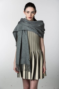 ผ้าคลุมไหล่แคชเมียร์นุ่มหรูหราที่ได้แรงบันดาลใจมาจากผ้าปักลายดอกไม้สีขาวอบอุ่นและมีสไตล์ - Product Image 2