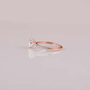 Pave Setting Anillo de compromiso con corte en forma de corazón Diseño elegante Anillo clásico de lujo con diamante creado en laboratorio en oro rosa de 18KT - Product Image 2