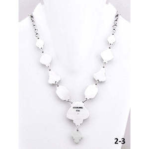 Collier artisanal culturel du Sud-Ouest avec pierres multicolores et pendentif pique en argent sterling - Product Image 4