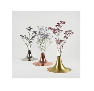 Hermoso Florero de Metal Plateado con Acabado Premium, Perfecto para Regalo o como Centro de Mesa - Product Image 5