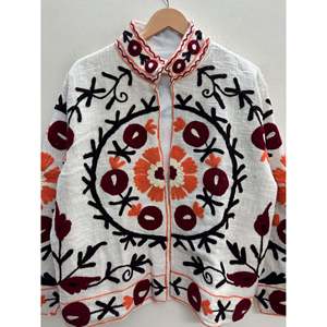 Veste en coton ivoire Samarkand Bloom avec broderies Suzani bordeaux et rouille pour le printemps - Product Image 2