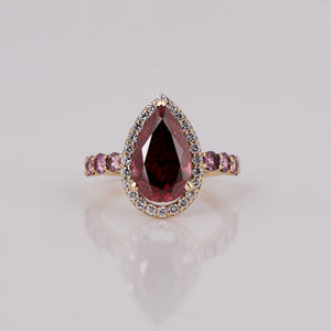 Anillo de compromiso de diamantes de corte de pera rosa de estilo clásico chapado en oro de 10KT creado con anillo de diamante lateral de corte redondo rosa y blanco - Product Image 2