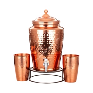 Élégant distributeur d'eau en cuivre martelé et ensemble de gobelets avec support en métal pour la décoration intérieure et les boissons rafraîchissantes - Product Image 1