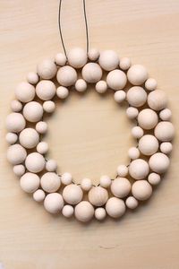 Couronne de perles en bois naturel avec ruban vert Décoration de porte saisonnière faite à la main Guirlande de vacances de Noël - Product Image 6