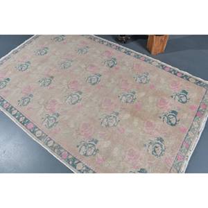 พรมตุรกีวินเทจคลาสสิกสีเบจขนแกะสีชมพูทำด้วยมือสี่เหลี่ยมสไตล์การเย็บปะติดปะต่อกันสำหรับห้องนั่งเล่นวัยรุ่น4'8'x 7'7'' - Product Image 4