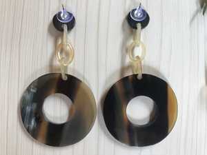 Pendientes de cuerno naturales hechos a mano, ligeros, elegantes y únicos, perfectos para la moda ecológica y la entrega de regalos éticos - Product Image 2