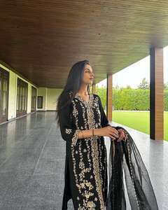 Beau haut et palazzo de travail de broderie lourde en velours pur avec Georgette Dupatta par le fournisseur indien - Product Image 2