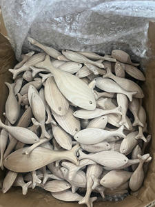 Décoration artisanale de poisson en bois ajoute une touche côtière à l'intérieur - Product Image 6