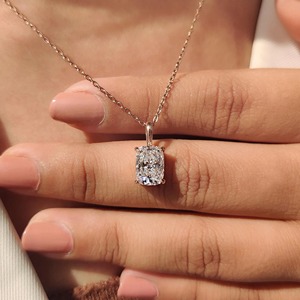 Colgante Solitario de Diamante Cultivado en Laboratorio con Corte Cojín de 2.00 Quilates Certificado por IGI, Engaste de Garra, Chapado en Oro 10K/14K/PT950/S925 - Product Image 2