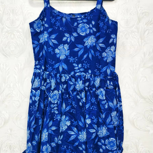 Natsuki เดรสสั้นลายดอกไม้สำหรับผู้หญิง, ชุดเดรสผ้าฝ้ายสีฟ้าพื้นฐานพร้อมเทคนิคปักสไตล์ปาร์ตี้ลำลองสำหรับฤดูใบไม้ผลิ/ฤดูร้อน - Product Image 1