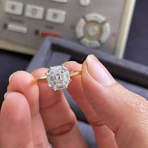 Anillo de Dos Tonos con Diamante de Laboratorio de 1.50ct, Corte Esmeralda SQ, Certificado IGI - Product Image 3