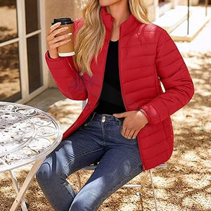 Veste matelassée légère pour femme, manteau d'hiver chaud, fermeture éclair intégrale, col montant, design moderne, rouge Tamoto - Product Image 3