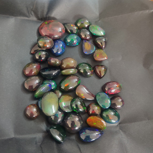 18 pièces d'opale noire éthiopienne naturelle avec feu, 10 mm à 20 mm, ovale, poire, rond, cabochon, 87 carats, pierres précieuses Iroc Sales, cabochon, 380 $ US - Product Image 6