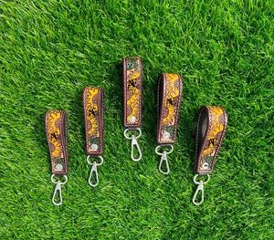 พวงกุญแจหนังนูนลายดอกไม้ที่มีสไตล์อุปกรณ์โลหะที่แกะสลักด้วยมือพร้อมพวงกุญแจน่ารัก - Product Image 1