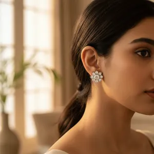 ต่างหูแบบติดหูทรงดาวประดับเพชรคิวบิกเซอร์โคเนียและมุก ดีไซน์ทันสมัย สำหรับผู้หญิง ทำจากทองเหลืองและทองแดง ชุบโรเดียม เหมาะสำหรับงานปาร์ตี้และเป็นของขวัญ - Product Image 2