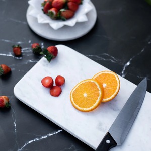 Tabla de cortar de mármol Crema para cortar en la cocina Bandeja de servicio elegante Diseño minimalista Perfecto para cocinar Hornear y regalar - Product Image 3