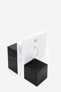 Porte-livres pyramidaux en marbre Art Déco élégants TCE, sculptés à la main pour la décoration moderne de la maison et du bureau et l'organisation des étagères - Product Image 3