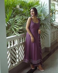 ROBE DE SOIRÉE EN GEORGETTE LOURDE DE HAUTE QUALITÉ, AVEC DUPATTA FANTAISIE AU PRIX DE GROS POUR LES WEDIINGS ET LES FÊTES - Product Image 1