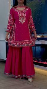 El traje étnico Sharara con top bordado elegante y detalles de lentejuelas incluye Dupatta para ocasiones especiales de fiesta - Product Image 2