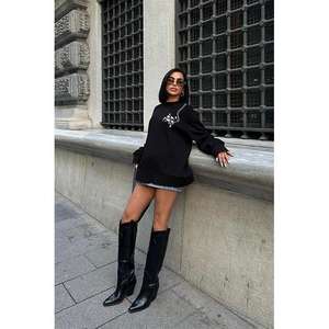 Sudadera Marison 8050-08 con Bordado Floral, Tejido de Punto Transpirable - Product Image 3