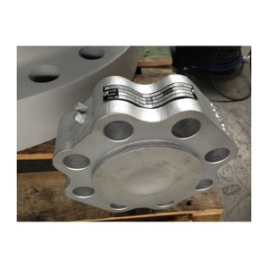 Válvula de retención forjada de tamaño 1.1/2'' con extremos NPT de acero al carbono para uso industrial, que permite el flujo hacia adelante y evita el flujo inverso. - Product Image 4
