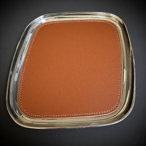 Elegante bandeja de cuero artesanal con borde cosido y asas sólidas diseñada para servir con estilo y decoración en el hogar moderno - Product Image 1