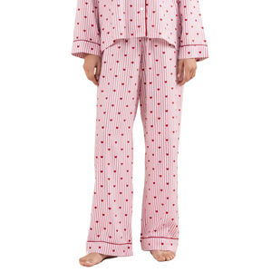 Dormez profondément dans un pyjama léger en satin de soie avec logo à motif floral sur le devant Lavable en machine pour une nuit confortable - Product Image 4
