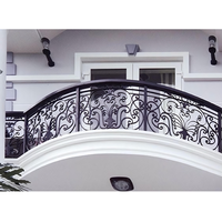 Élégant balcon en verre de luxe avec auvent: solutions de garde-corps parfaites pour les maisons modernes