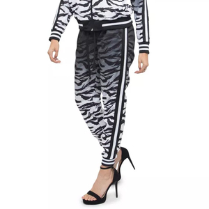 Chándales de Invierno Premium con Capucha para Mujer, Sublimados, Personalizables, Ajuste Cómodo, Diseños Vibrantes, Tela Resistente - Product Image 4