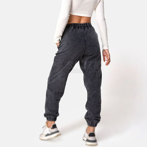 Joggers de lavado ácido de calidad superior para mujer que ofrecen un ajuste relajado y una tela suave ideal para cualquier uso - Product Image 2
