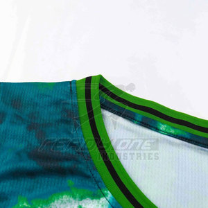 Uniforme de baloncesto personalizado para hombre, ajuste atlético, estilo veraniego bicolor, transpirable y personalizado con opciones de número y nombre - Product Image 4