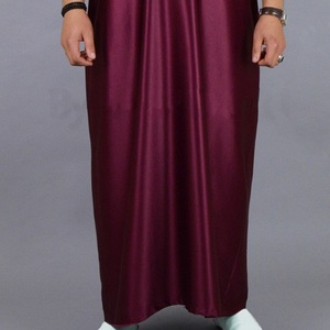 Venta al por mayor de Color sólido Daffah hombres Thobe Qatar estilo túnicas thobe hombres musulmanes Abaya ropa islámica teñida personalizada prohibición bordada - Product Image 4
