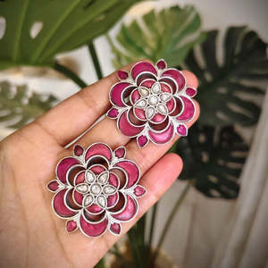 Pendientes Huggie Tribal Tales con Diseño Floral Mandala de Moda y Engaste Kundan, Joyería de Latón con Circonita Corte Marquesa - Product Image 2