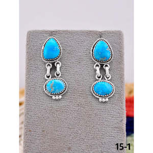 Boucles d'oreilles pendantes faites à la main en turquoise blanche et argent sterling, forme goutte d'eau avec serti clos, style Southwest - Product Image 1