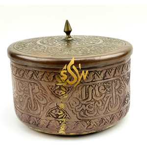 Cacerola de Metal de Latón con Textura Martillada, Acabado Brillante, Forma Redonda con Diseño en Relieve y Tapa, Productos de Cocina - Product Image 1