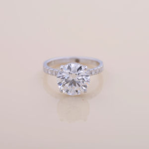 Anillo de Compromiso con Diamante Cultivado en Laboratorio de Corte Redondo de 4.02CT, Anillo de Novia con Banda Pavé de Oro Blanco, Rosa y Amarillo de 14K para Mujer - Product Image 1