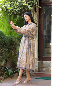 Vestido elegante de algodón de longitud media para mujer con cinturón de cintura Bloque de mano Impreso Vestido de estilo de camisa cómodo y sostenible - Product Image 3