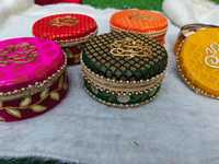 Boîtes Ladoo en acier 250,500 pour cadeaux Rakhi/cadeaux/faveurs/invitation/retour cadeaux fruits secs Pooja Sweets mariage, holi