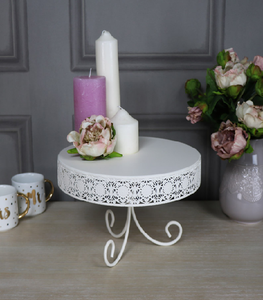 Soporte decorativo para pasteles de metal de 2 niveles con volutas dorados adornados. Disponible a precios mayoristas - Product Image 4