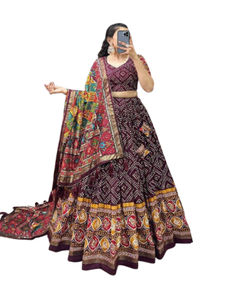 Venta al por mayor de diseñador personalizado Vintage nupcial boda Crop Top Lehenga conjunto bordado indio étnico Ghagra Choli para ropa de fiesta - Product Image 1